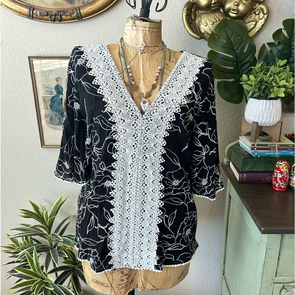 Bobeau Black White Woven Floral V Neck‎ Crochet Lace Trim Blouse Sz M